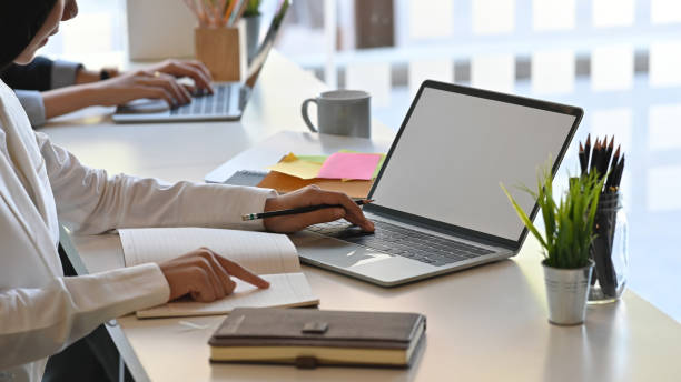 La rédaction stratégique englobe des objectifs variés. Cependant, il est crucial de distinguer rédaction SEO et UX writing.