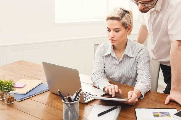 La recherche de mots-clés reste le socle de toute stratégie SEO efficace. En effet, comprendre les intentions des utilisateurs