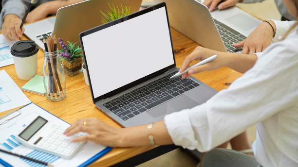 Une erreur fréquente est l’absence de recherche de mots-clés adaptée. En effet, beaucoup choisissent des termes trop